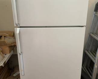 GE Top-Freezer Refrigerator in White