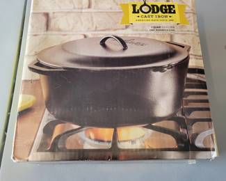 Like new Lodge cast iron dutch oven 7qt