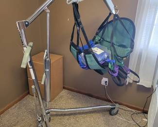 Hoyer Lift has a 450 lb capacity and includes 3 slings total.