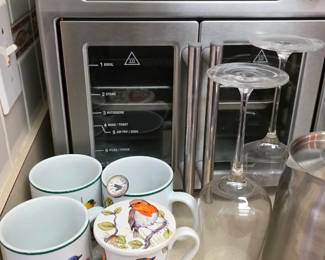 kitchen appliances, everything in this home is in nice, clean condition