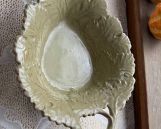 Mesa leaf shaped dish