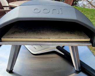 Outdoor pizza oven - who's hungry?!