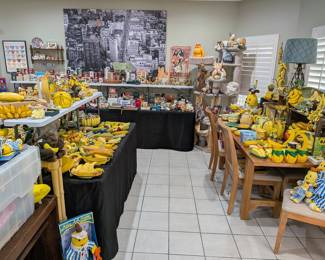Banana-Themed Decorative Items and Collectibles, including items related to the International Banana Museum