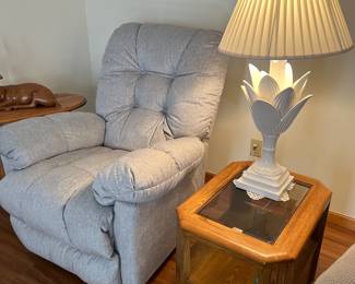 PAIR OF MID CENTURY CERAMIC TABLE LAMPS PETALS TULIP - BOTH IN EXCELLENT CONDITION