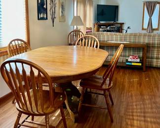 OAK PEDESTAL TABLE AND 6 CHAIRS WITH LEAVES