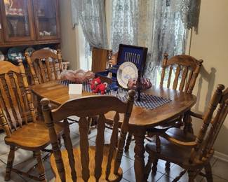 Oak table w/6 chairs
