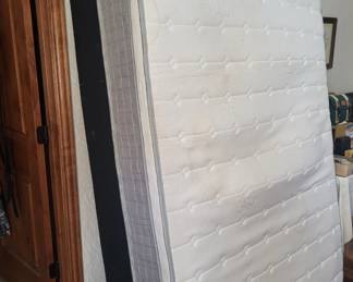 Queen Mattress/Boxspring