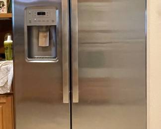 GE SIDE BY SIDE REFRIGERATOR WITH ICE MACHINE 