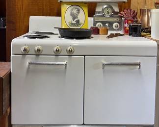 VINTAGE FRIGIDAIRE STOVE/OVEN