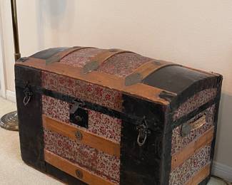 ANTIQUE CAMEL-BACK TRUNK