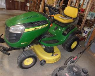JOHN DEERE Riding Lawn Mower