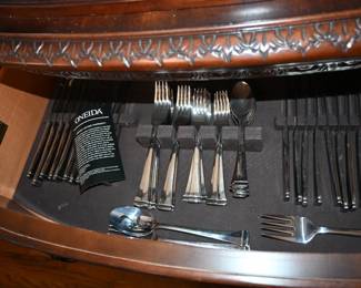 Oneida Flatware set