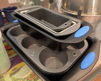 Loaf and muffin pans