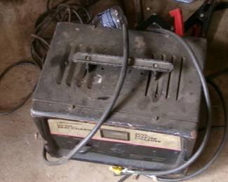 BATTERY CHARGER