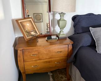 Chest of drawers, lamp 