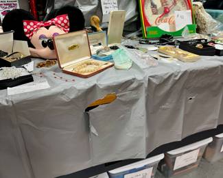 Old Coca Cola outside the mother Disney ball caps 40 years old , old watches in their cases