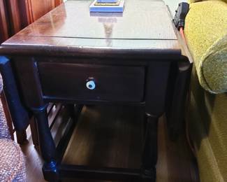 Ethan Allen Old Tavern end table w/ double drop leaves & single drawer