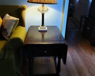 Ethan Allen Old Tavern side table w/double drop leaf & single drawer