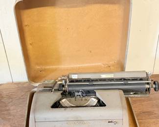35 VintageRoyalPortableTypewriter