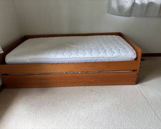 TRUNDEL BED