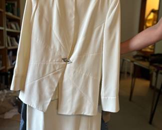 VINTAGE WHITE TWO PIECE SKIRT SUIT