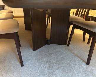 END VIEW OF DINING TABLE