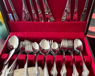 24 PLACE SETTINGS OF FLATWARE