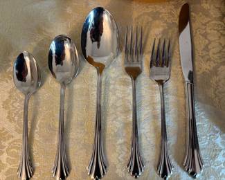24 SERVICE FLATWARE - CLOSE UP OF PATTERN