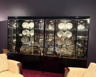 2 lighted black lacquer curio's