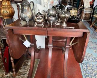 Duncan Phyfe dining table