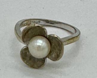 14K white gold and pearl flower ring.