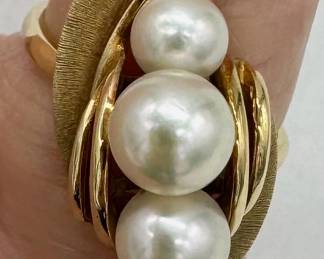 14K yellow gold and pearl cocktail ring.