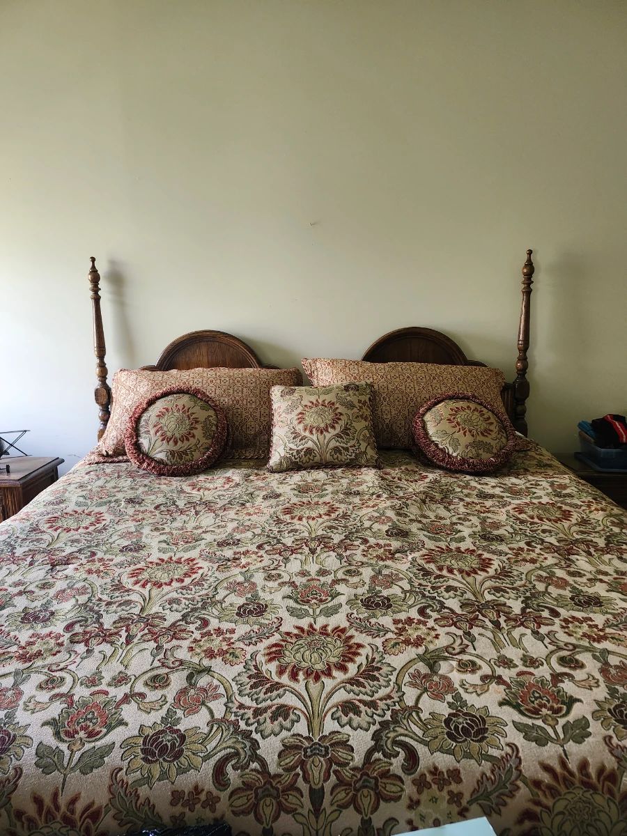 King size bed with 4 matching furniture pieces