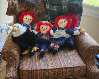 4 Raggedy Ann dolls and chair