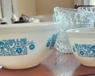 Pyrex bowls