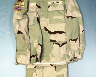 U.S. Army Camo Uniform, Includes Shirt, Trousers And Cap, With 1st Armored Division, 35th Engineer Brigade, And Sergeant (E-5) Insignia, Size Medium Regular 