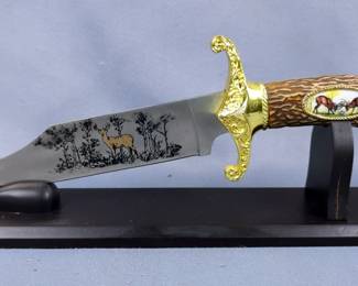 Sczo Supplies Twin Deer Bowie Knife, With Deer Images On Handle And 6.75" Blade, On Wood Display Stand