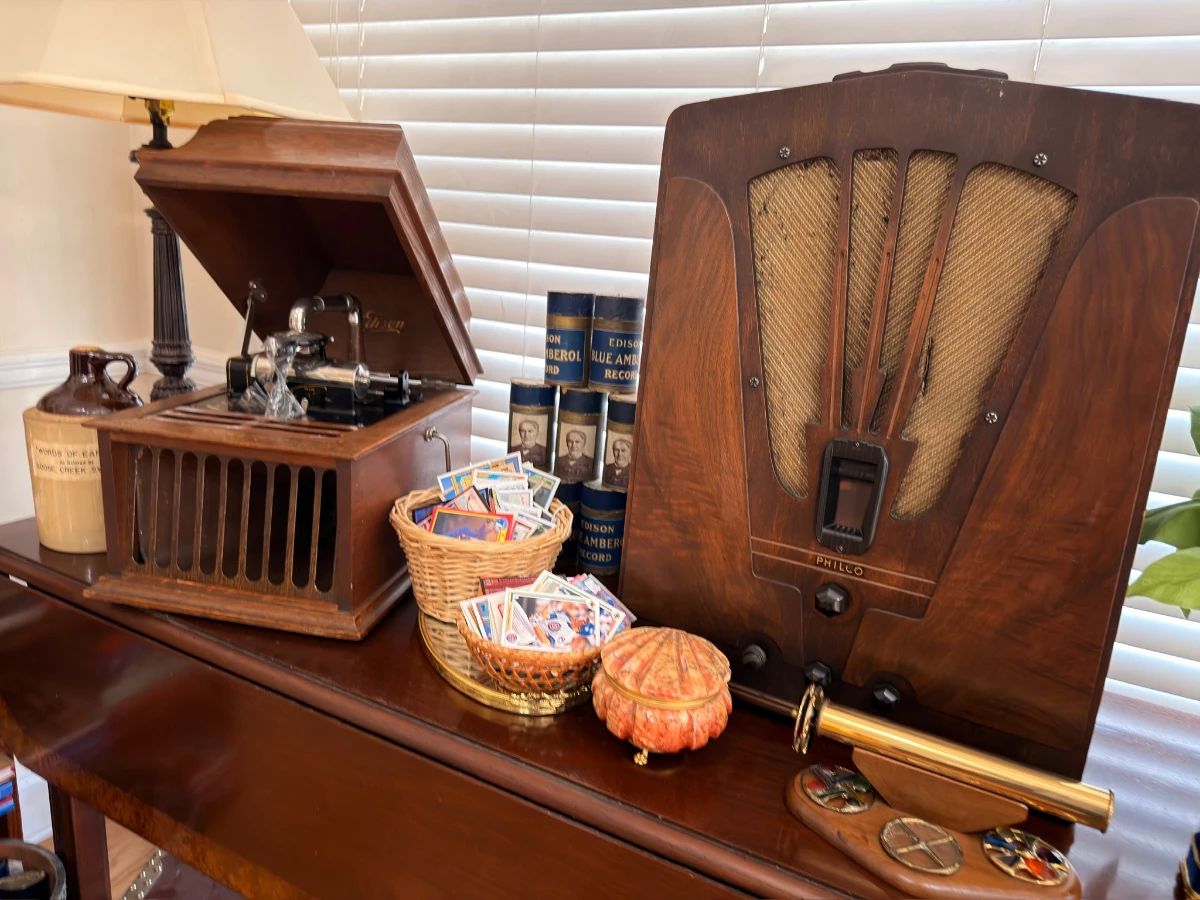 Antique 1930s wooden cathedral tombstone radio and phonograph