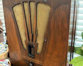 Art Deco wooden tombstone tube radio