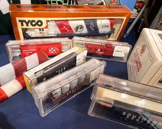 Tyco HO scale train cars with Southern and Bicentennial box cars