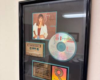 Framed Suzy Bogguss music memorabilia display