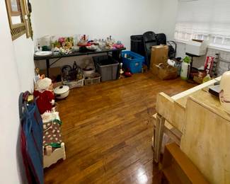 Back bedroom with piano
