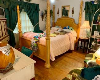 Back bedroom downstairs Four poster bed with matress