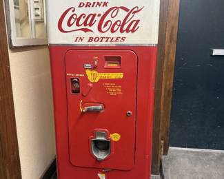 1940s Coca Cola Vending Machine, Vendorlator