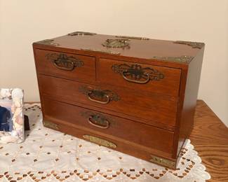 Jewelry box