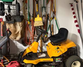 Riding lawnmower 