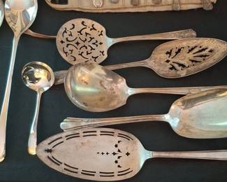 Gorham Chantilly Sterling Silver Flatware Set second image