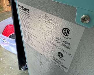 Galanz GLRTBEEJ Retro Compact Refrigerator second image