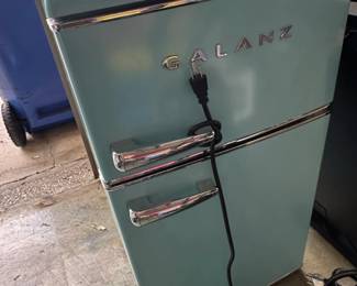 Galanz GLRTBEEJ Retro Compact Refrigerator