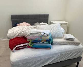 Upholstered Platform Bed Frame with Tufted Headboard